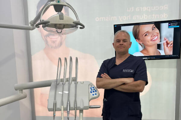 El Doctor Mauro Grau en la Clínica Dental