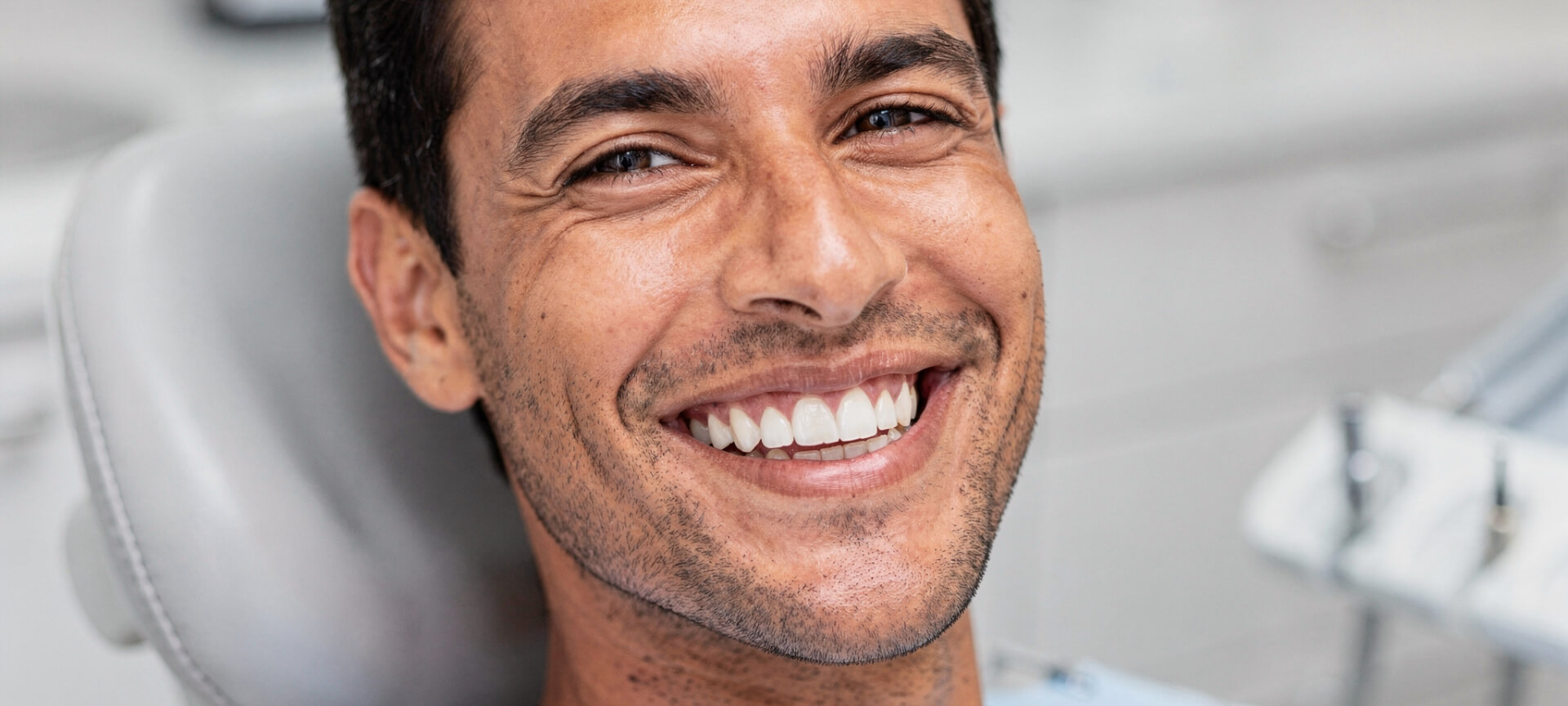 Homme souriant avec un magnifique sourire