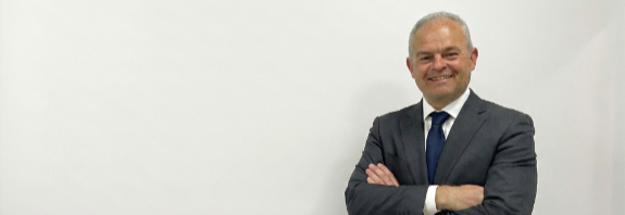 Maur Grau in einem Anzug