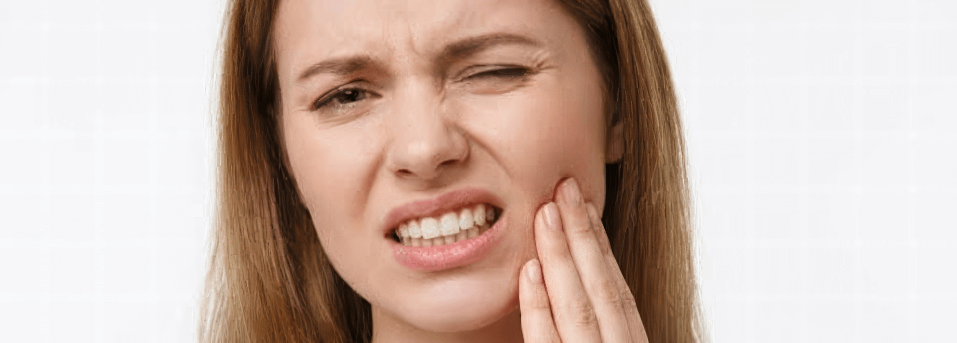 Femme souffrant de douleurs liées au bruxisme