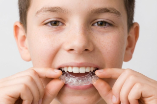 Enfant en train de recevoir un traitement endodontique invisible