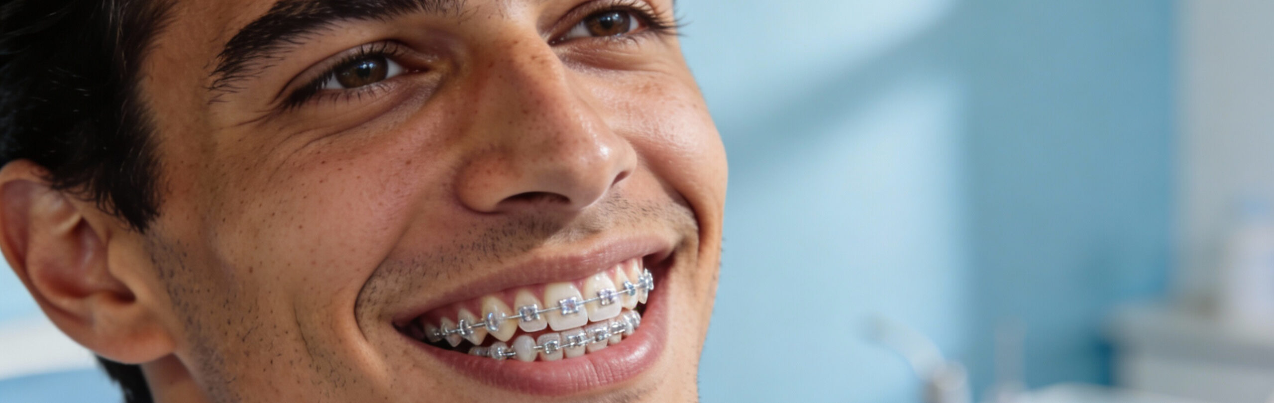 ein Mann, der seine Brackets zeigt